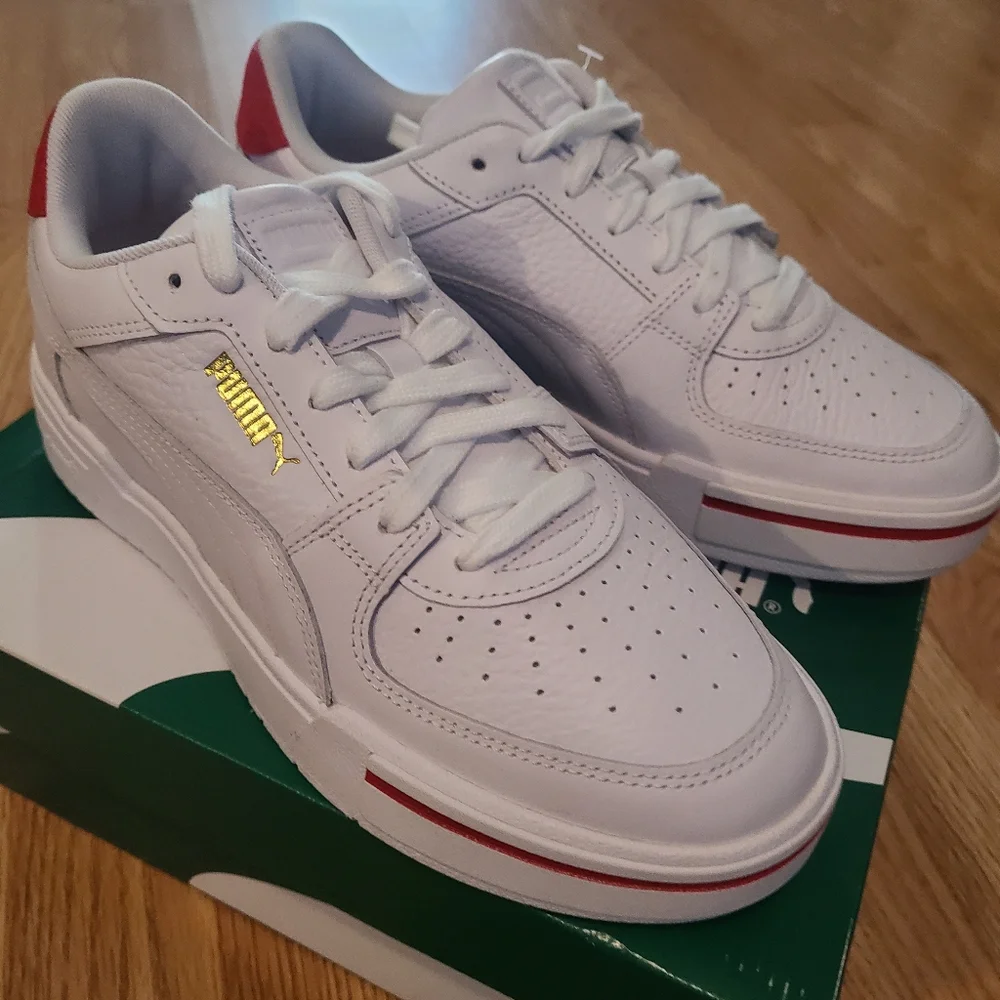 BRAND NEW Pumas never worn - Picture 2 of 3